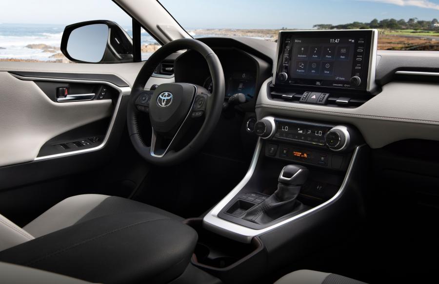 Интерьер Toyota RAV4 Limited 2018 года  (NA) (фото 42 из 44)